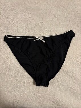 Black Bikini Bottoms w/ white trim & bow 🖤🤍